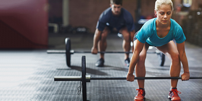 woman-lifting-weights