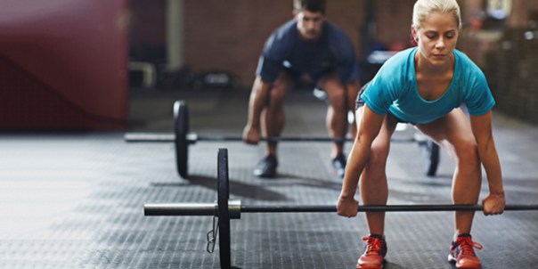 woman-lifting-weights